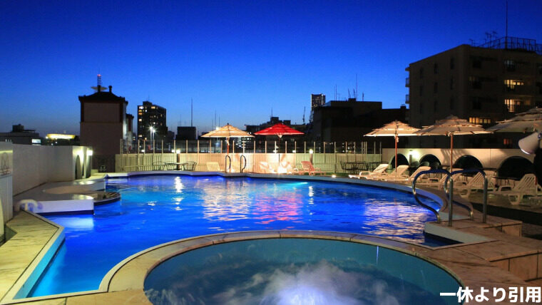 ローズホテル横浜の屋上プールの画像